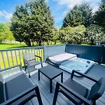 The Kestrel Lodge With Hot Tub