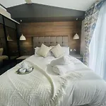 The Kestrel Lodge With Hot Tub