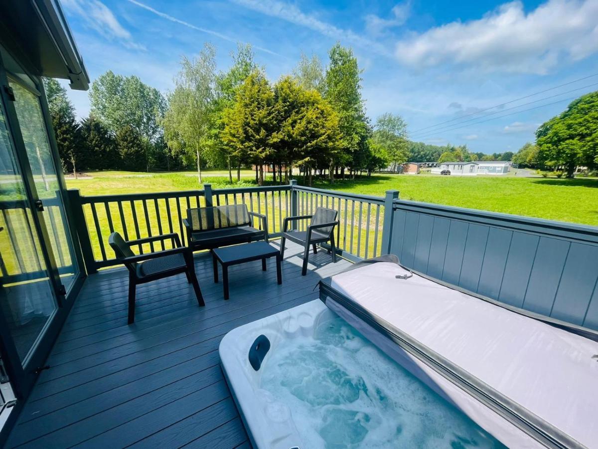 The Kestrel With Hot Tub * York