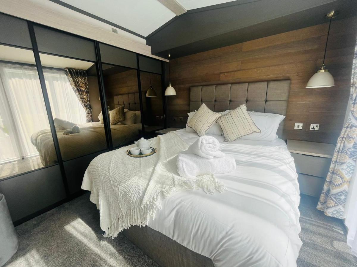 The Kestrel With Hot Tub Holiday home York