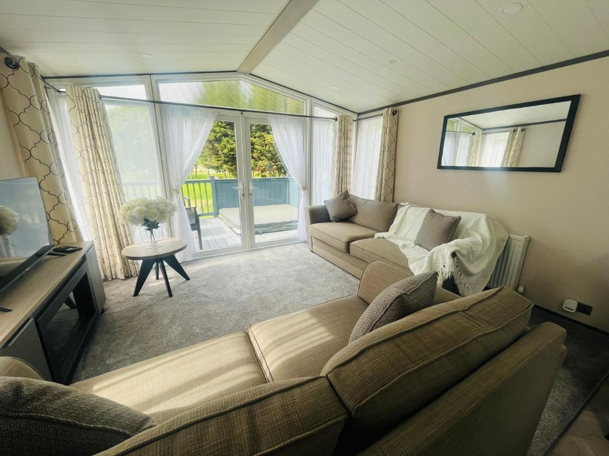 The Kestrel With Hot Tub Holiday home York